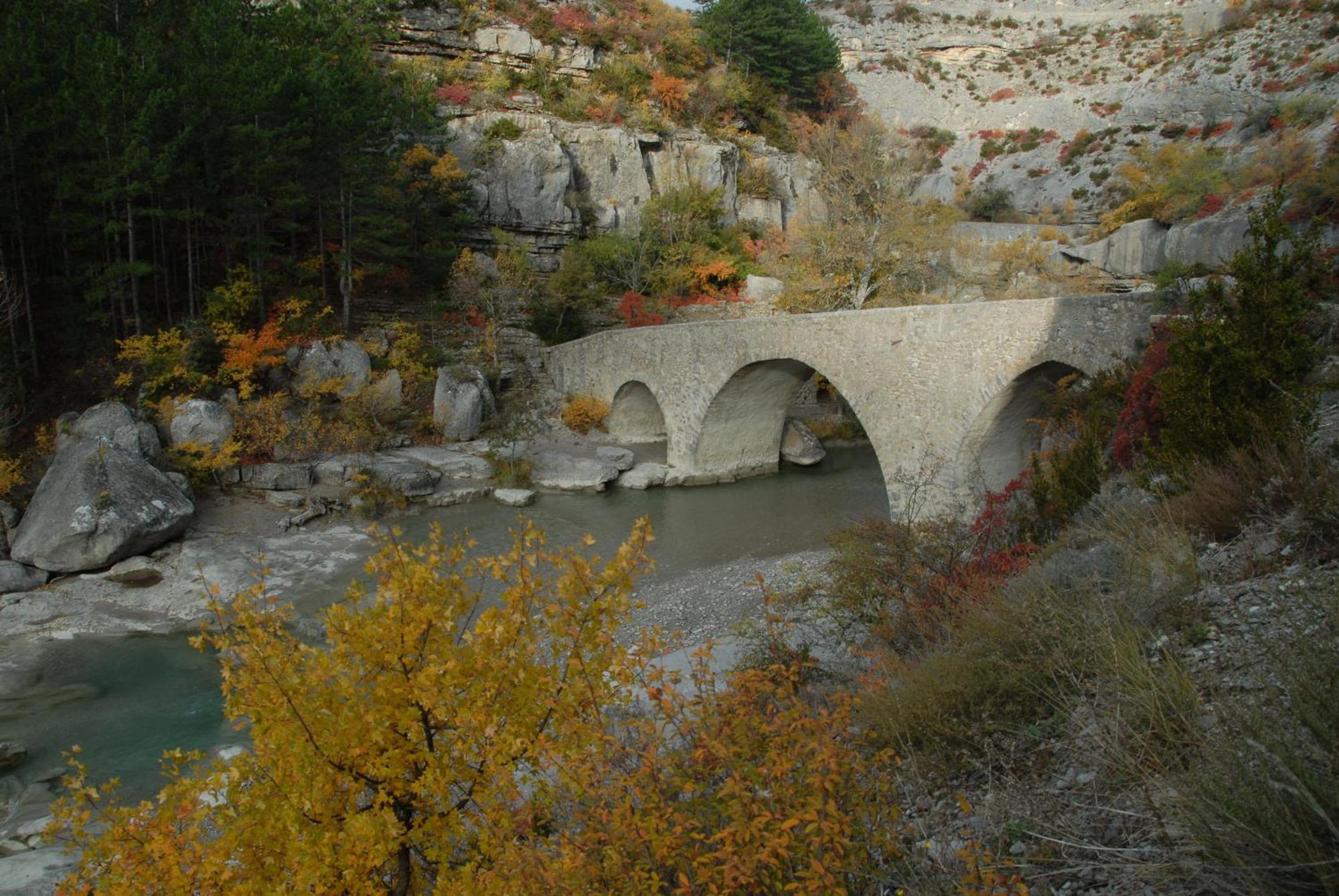 Appartement Entre Sisteron Et Gorges De La Meouge " Les Hauts De Toscane " Ribiers Luaran gambar